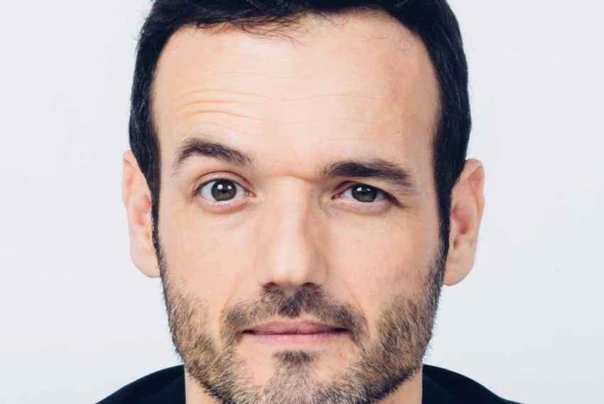 « Passionné d’écriture depuis sa prime jeunesse, l’auteur, artiste et vidéaste Fabien OLICARD a profité de la période de confinement pour achever son quatrième ouvrage, « Le bonheur est caché dans un coin de votre cerveau ». Un ouvrage fait d’expériences pour être armé pour affronter les péripéties de l’existence ? ».