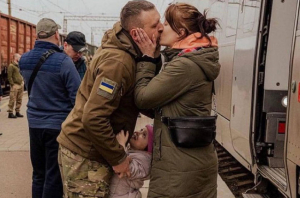 « Face au risque d’enlisement du conflit, Russes et Ukrainiens doivent se retrouver autour d’une table de négociations afin de tracer les nouvelles lignes directrices de leurs états. Tel est le préalable à la paix devant naître de ce conflit meurtrier ayant coûté la vie des centaines de milliers d’individus… Une paix impossible à programmer ? ».