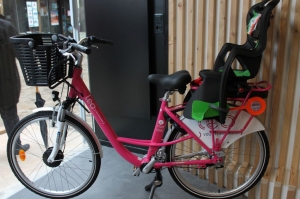 « Le nombre de vélos électriques passera de 60 appareils à 120 d’ici la fin de l’année à Auxerre. Ce coup de pouce en faveur de la mobilité douce a été confirmé par l’édile de la ville, Guy FEREZ, à l’issue de la réunion de la cellule de crise vendredi après-midi… ».