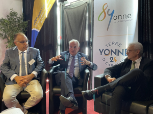 « A l’initiative du Conseil départemental et de la CPAM, une formation d’assistant médical va être opérationnelle dans l’Yonne pour aider les généralistes à se libérer des tâches purement administratives. De 15 à 20 % selon le vice-président du Conseil départemental en charge de la Santé, Gilles PIRMAN (au centre) aux côtés de Christophe BONNEFOND et de Patrick GENDRAUD ».