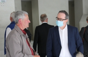 « Jean-Claude CARRA, maire de Brienon-sur-Armançon, et Serge GARCIA, responsable du collectif DEFISon, ont reçu les postulants très diplômés aux fonctions directionnelles du futur Pôle Son Vibration Acoustique lors d’une visite des locaux en cours d’aménagement de la SAS…Le maire de Brienon s’entretient avec l’un des candidats ».