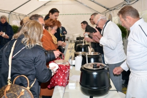 « Une partie de ces soupes, potages et autres veloutés sera commercialisée en bouteilles. Elles ont été conditionnées dans le respect des normes culinaires par les FESTINS. Il y aura aussi la possibilité également de pouvoir les déguster sur place dans un bol. Les bénéfices de l’opération seront intégralement reversés au profit de l’association Cap Saint-Martin… ».