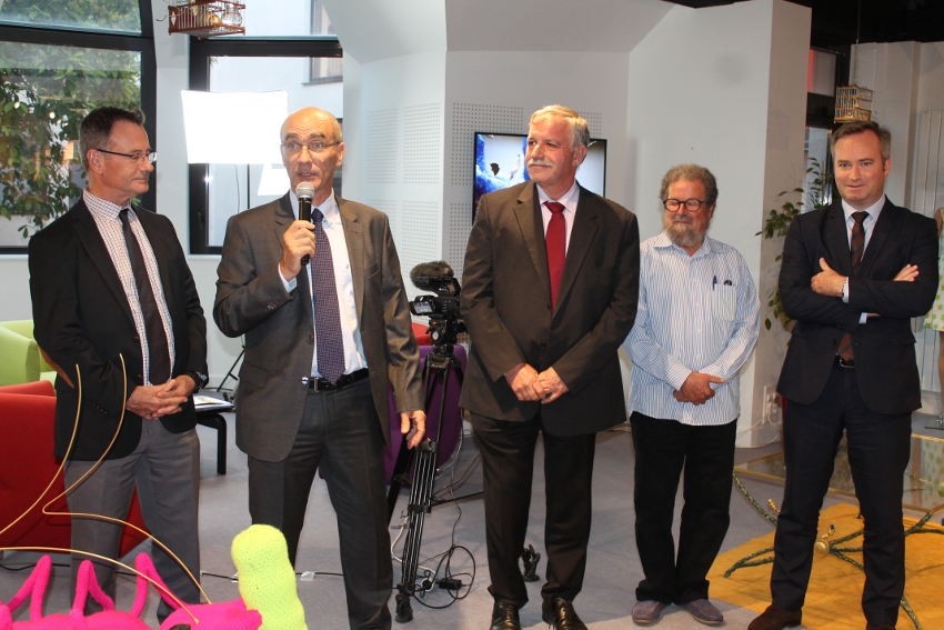 « Inaugurée en présence du secrétaire d’Etat auprès du ministre chargé de l’Europe et des Affaires étrangères, Jean-Baptiste LEMOYNE, et du directeur de la caisse régionale de GROUPAMA Paris Val de Loire, Eric GELPE, l’exposition du créatif plasticien Fernando MORENO ROBLEDO avait pour considération de réveiller les consciences des visiteurs à propos du sort funeste que réserve l’humanité à la planète. Des items qui ont su trouver écho auprès de Pascal MAUPOIS, président de la Fédération départementale de l’assureur mutualiste et Jacques BLANCHOT, directeur d’établissement de l’Yonne… ».