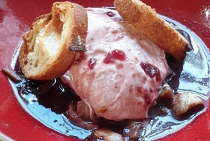 « Déclinés sous diverses recettes gastronomiques, les œufs en meurette représentent l’un des mets emblématiques de ce terroir bourguignon dont il faut promouvoir les vertus au fond de l’assiette. A défaut de les déguster au restaurant pour cause de confinement, pourquoi alors ne pas les cuisiner soi-même à domicile en y glissant son propre tour de main ? ».