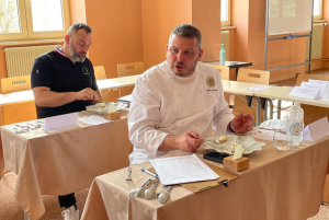 « Une trilogie de desserts testée par les trois représentants du jury de cette édition 2025 du concours d’Un des Meilleurs Apprentis de France (MAF), de la catégorie desserts de restaurant. L’épreuve départementale est accueillie dans les locaux du lycée des métiers de l’hôtellerie et de la restauration Vauban à Auxerre. A la dégustation, entre autres, le MOF de la chocolaterie auxerroise, Olivier VIDAL, et le chef du « Rive Gauche » à Joigny, Jérôme JOUBERT… ».