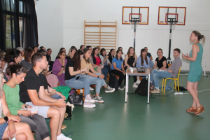 « La sensorialité, thème de la conférence débat accueillie à l’EPNAK IME des ISLES en présence de spécialistes, de familles et de professionnels. La manifestation s’adressait aussi aux enfants qui fréquentent l’établissement à partir d’ateliers ludiques et pédagogiques…Cécile THALEN ouvre les débats alors que Virginie HOLLARD connaît le trac ! ».