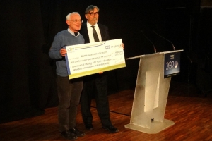 « Cérémonie des vœux placée sous le signe des économies et de la valorisation du gaz vert au Syndicat départemental d’énergies de l’Yonne. Le président du SDEY Jean-Noël LOURY s’est fait un plaisir de remettre un chèque à Hubert BARBIEUX, édile de Vézelay pour l’aider aux améliorations apportées dans sa commune… ».