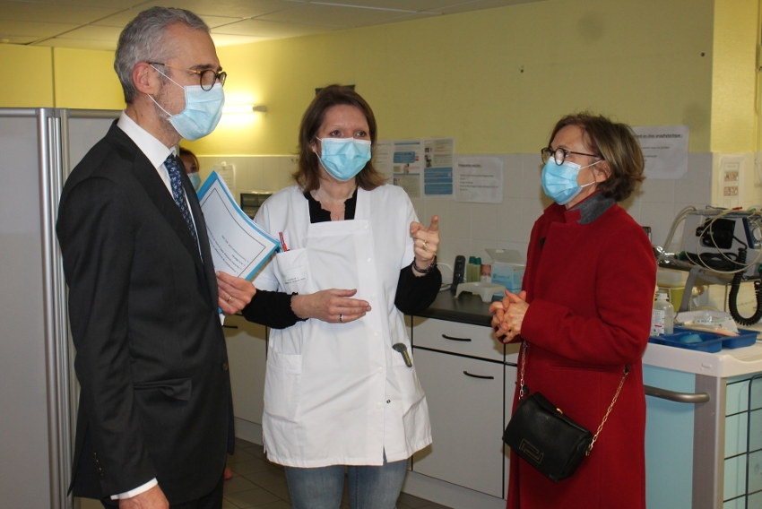 « Le préfet de l’Yonne Henri PREVOST, aux côtés de l’élue auxerroise en charge de la santé Maryline SAINT-ANTONIN, tire déjà les enseignements de la première journée de vaccination ouverte aux seniors âgés de 75 ans et plus ce lundi soir. Tous les moyens médicaux sont mobilisés pour que les opérations se déroulent du mieux possible dans l’Auxerrois. Ce sont près de 170 personnes qui ont reçu la première des deux doses du précieux sérum… ».