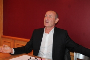 « Le chef de file du mouvement des démocrates (MoDem) de l’Yonne, adjoint en charge des finances et du budget à la Ville d’Auxerre, ne suivra pas le maire sortant, Guy FEREZ, dans sa quête d’un quatrième mandat consécutif. Fustigeant l’absence de concertation de la part de l’édile, Pascal HENRIAT considère qu’il n’aura pu mener à bien sa mission en vue des tractations sur la ligne politique et le choix des personnes dans le cadre de la future liste aux municipales présentée par le candidat soutenu par la majorité présidentielle…Son retrait du jeu est irrévocable… ».