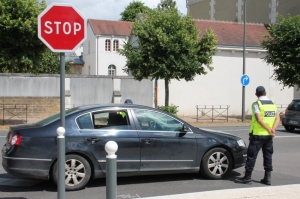 « La zone de défense et de sécurité Est organisait une vaste opération de sécurité routière visant à lutter contre les distracteurs de conduite dans l’Yonne. Le premier d’entre eux reste le téléphone portable qui multiplie le nombre d’accidents par trois… ».