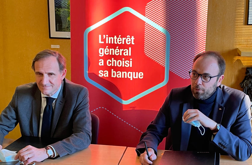 « Le numéro un de la Banque des Territoires Olivier SICHEL (à gauche) a effectué son premier déplacement de l’année 2022 en province en signant plusieurs conventions de partenariat à Joigny. Une des « Petites Villes de Demain » dont lui parlait tant Nicolas SORET qui l’a invité… ».