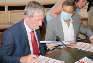 « « Nous possédons aujourd’hui tous les outils, la dynamique, les périmètres qui peuvent permettre de contribuer à la mise en œuvre de la transition écologique et économique de manière encore plus performante avec les territoires… ». Directeur national du programme « Action Cœur de Ville », Rollon MOUCHEL-BLAISOT envoie Auxerre parmi l’élite des villes françaises de l’attractivité en adoubant la signature de cet avenant avec la collectivité…Pascal JAN, préfet de l’Yonne, et Crescent MARAULT, président de l’Auxerrois, entérinent... ».