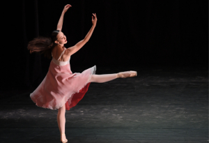 « Le spectacle est programmé le 15 juillet à 21h30 au théâtre de Verdure de Saint-Florentin. Au programme: répertoire classique, contemporain et des créations par les professeurs chorégraphes intervenants et aussi par trois des jeunes danseurs présents, issus d&#039;écoles expérimentales. La danse classique s’installe dans un fauteuil pour un moment de grâce exceptionnel proposé par CYDALISE &amp; Cie… ».