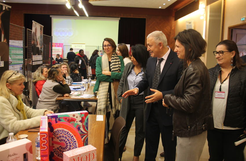 « Les opportunités d’immersions professionnelles ont accueilli le public des personnes fragilisées lors du Forum de l’Emploi et de l’Insertion, décliné à Joigny et proposé par le Département et Pôle Emploi. Le sous-préfet de Sens, Wassim KAMEL, n’a pas manqué ce rendez-vous en s’imprégnant des opportunités et du savoir-faire de la cinquantaine de structures exposantes… ».