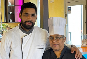 « Adepte d’une cuisine semi-gastronomique raffinée aux orientations parfois teintées d’exotisme et privilégiant l’astucieux mélange du sucré/salé, Roméo PILLAY et sa maman, Jane, attendent les férus de la gourmandise au « BISTINGO » durant la Semaine du Goût proposée sur le Jovinien… ».