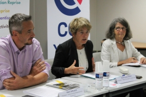 « Au sortir de la période estivale, l’antépénultième dossier de l’autoroute A 26 refait surface à la surprise générale. Mais, les attentes des entrepreneurs de l’Yonne se font de plus en plus pressantes pour sa révision, voire sa réhabilitation. Ce dossier a pourtant été retoqué aux calendes grecques (les années 2050/2075) sous le gouvernement de Jean-Marc AYRAULT. La présidente de la Région Marie-Guite DUFAY (au centre) souhaite de nouveau étudier sa faisabilité avec les dirigeants de la société APRR… ».