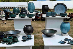« La céramique et la poterie dans tous leurs états à Saint-Sauveur-en-Puisaye ce week-end ! Plus qu’un simple rendez-vous annuel, la Foire des Potiers se définit comme une véritable institution… ».