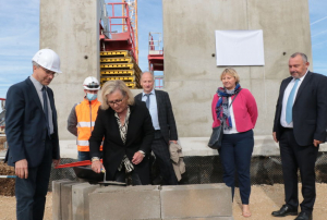 « Les travaux de l’extension du Centre Hospitalier de Sens, déjà bien avancés, ont été lancés officiellement en présence de Marie-Louise FORT, maire, présidente du Conseil de Surveillance de l’Hôpital et présidente du Comité Territorial des Elus locaux, Jean-Dominique MARQUIER, directeur du Centre Hospitalier de Sens et du GHT Nord-Yonne en présence de Jacques DELAINE, directeur régional EIFFAGE Construction et Immobilier Est… ».