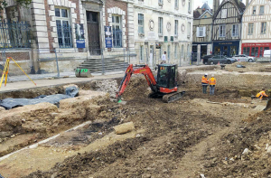 « La place du Maréchal Leclerc dans le centre-ville auxerrois révèle depuis plusieurs semaines des aspects historiques de l’ancien castrum gallo-romain et de la vieille ville moyenâgeuse. Les archéologues s’en donnent à cœur joie sur ce chantier à ciel ouvert. Et si d’autres vestiges, un peu moins patrimoniaux, refaisaient un jour surface grâce à des fouilles ?! ».