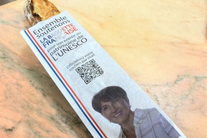 « Dès ce week-end, les boulangers du nord de l’Yonne distribueront à leur clientèle le sac à baguettes illustré du visage de Michèle CROUZET soutenant la valorisation du produit au patrimoine mondial immatériel de l’UNESCO. Une campagne de communication plutôt croustillante pour l’élue ? ».