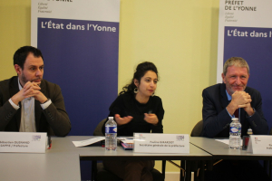 « Aux côtés du préfet de l’Yonne Pascal JAN, la secrétaire générale de la préfecture Pauline GIRARDOT invite les collectivités territoriales ayant des projets qui respectent les neuf mesures applicatives du nouveau dispositif de déposer le plus vite possible un dossier afin de bénéficier de ce Fonds vert… ».