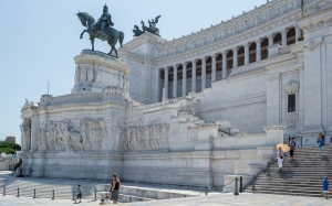  « Connu de manière universelle, l’immense monument à la gloire du roi Victor-Emmanuel II, à Rome, est l’œuvre de Giuseppe SACCONI. Trônant non loin du Capitole, il rappelle la grandeur d’un souverain qui a unifié l’Italie et qui possédait avec ce double prénom, un chemin de vie extraordinaire où victoire et protection divine se mêlaient astucieusement à son existence. L’archétype même du prénom qui forge le destin de celui qui le porte ? ».