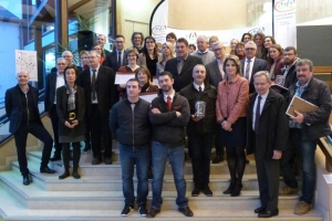 « Comme annuellement, la Chambre de Métiers et de l’Artisanat de l’Yonne a distingué les entrepreneurs artisans qui ont choisi de suivre en parallèle de leurs activités professionnelles des cycles de formation qualifiants. Une vingtaine de ces chefs d’entreprise ont ainsi reçu leurs diplômes lors d’une cérémonie protocolaire organisée en présence de plusieurs personnalités institutionnelles et politiques du territoire… ».
