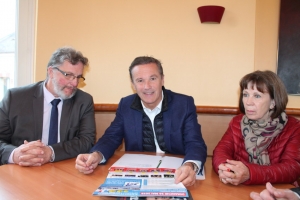 « Nicolas DUPONT-AIGNAN souhaite l’élection d’eurodéputés libres et souverains, non inféodés au diktat de Bruxelles au soir du 26 mai. Le chef de file de Debout La France qui avait réalisé un score de 4,70 % à la présidentielle (6,34 % sur le département de l’Yonne) espère déjouer les pronostics lors de ce scrutin, capital à yeux, pour remettre l’Europe sur de bons rails…et rendre sa liberté à la France. Le candidat est accompagné de représentants icaunais sur la liste DLF, Anna CONTANT-MARINELLI, première-adjointe de Chevannes et Thierry SPAHN, président de la Communauté de communes Yonne Nord et maire de Villebleuvin… ».