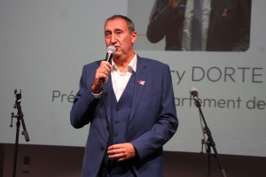 « En moins de trois minutes d’intervention face aux décideurs économiques et aux membres de la JCE Auxerre, le président du Conseil départemental de l’Yonne Grégory DORTE a su apporter du punch, de l’envie et de la tonicité à l’auditoire, composé de chefs d’entreprise, de représentants institutionnels et des adhérents de la Jeune Chambre Economique. Un discours audacieux et percutant, non ?! ».
