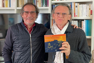 « Vous ne l’aviez jamais vue ainsi auparavant ! C’est vrai ! Le nouvel opus signé de la plume envoûtante de Jacques DROUHIN (à droite) et illustré par le dessinateur Thierry GAUFILLET nous narre dans les moindres détails toute la symbolique de la basilique Sainte-Marie-Madeleine, surplombant la « Colline éternelle » de Vézelay. Un ouvrage qu’a choisi de publier l’Icaunais Yannick LE CAM, à la tête de la maison d’édition, « Entre Deux Mondes ». Tout un programme y compris dans la sémantique ! ».