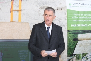 « En visite chez le spécialiste des solutions de désherbage bio en fibres naturelles (GEOCHANVRE) à Lézinnes, le préfet de l’Yonne Patrice LATRON veut privilégier le développement économique du bassin tonnerrois. De façon massive, selon sa propre expression. L’Etat n’est pas le seul des pouvoirs publics à s’y intéresser. Convergeant ainsi sur une ligne similaire tenue par la Région et le Département… ».