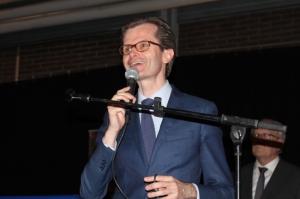 « La tribune de la cérémonie des médailles et distinctions aux sapeurs-pompiers de l’Yonne aura été le théâtre d’une attaque virulente du député Guillaume LARRIVE envers la municipalité d’Auxerre, à propos de l’absence de sa contribution financière au SDIS. Le premier adjoint de la Ville, Guy PARIS, a décidé de ne pas verser de l’huile sur le feu en renchérissant la polémique… ».