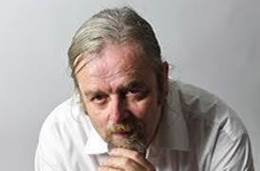 « Le chanteur Marc FOUQUET s’immisce pour le bonheur de son auditoire dans le répertoire éclectique de l’un des interprètes français les plus en vogue dans les années 1950, Francis LEMARQUE. Accompagné sur la scène de La Closerie par le talentueux pianiste Yves AUDARD, la voix de basse de l’artiste apportera une toute autre maturité à cette interprétation qui ravira les aficionados de la chanson française qualitative… ».