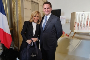 « Une photographie qui vaut toutes les campagnes de marketing du monde ! Brigitte MACRON pose, rayonnante, aux côtés du dirigeant de la Compagnie DUMAS dans les salons du Palais de l’Elysée. Seul entrepreneur de l’Yonne sélectionné à la grande exposition « Fabriqué en France », Edouard DUMAS a pu y présenter ses différents produits &quot;made in Yonne&quot; dont ses célèbres oreillers… ».