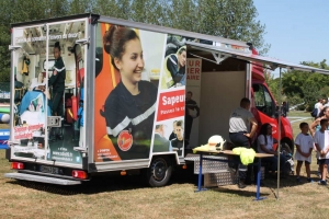 « Le SDIS de l’Yonne suivra le parcours itinérant de Yonne Tour Sport en étant immergé grâce à un car-podium tout neuf. Des animations ludiques et instructives y sont déployées à proximité par les jeunes sapeurs-pompiers volontaires auprès des enfants curieux… ».