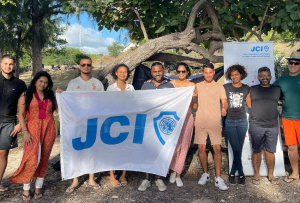 « Plus de 700 congressistes, en provenance des quatre coins de l’Hexagone et des DOM-TOM, sont attendus à Auxerre du 23 au 25 juin. L’évènement de la JCE doit générer des retombées économiques évidentes pour l’artisanat, le commerce et les métiers de l’hôtellerie-restauration du cru… »…