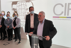 « Le traditionnel concours « Un des Meilleurs apprentis de France » a encore réservé son lot d’émotion et d’adrénaline parmi les rangs des candidates des épreuves d’esthétisme et de vente concoctées au CIFA de l’Yonne…De quoi satisfaire Marc LABARDE et Michel TONNELLIER ».