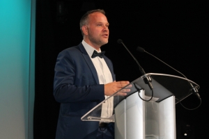 « A 43 ans, Sébastien FUENTES accède à la direction de la filiale auxerroise de Centre France Parc Expo. Sa mission sera effective dès le 01er décembre. La communication et l’élargissement du nombre de congrès professionnels intègrent les axes stratégiques prioritaires du futur directeur du site… ».