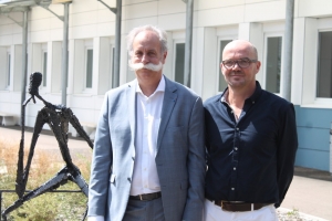 « Le temps de la pose photographique et de l’insouciance pour le président national de la Chambre de Métiers et de l’Artisanat Bernard STALTER aux côtés du responsable régional de l’U2P Christophe DESMEDT à l’été 2019. Lors d’une visite au CIFA de l’Yonne, ce chaleureux défenseur de la cause artisanale avait découvert le centre de formation… ».