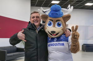 « Il prend la pose tout sourire aux côtés de la mascotte de l’AJ Auxerre : Crescent MARAULT était en forme olympique lors d’une cérémonie des vœux placée sous le signe de la pratique sportive de haut niveau. Le président de l’Auxerrois et maire d’Auxerre aura alterné messages sérieux (investissements 2024 sur le territoire) et plus légers, créant le show où l’humour allait de pair avec son complice d’un jour, l’inamovible journaliste du paysage audiovisuel français, Nelson MONFORT… ».