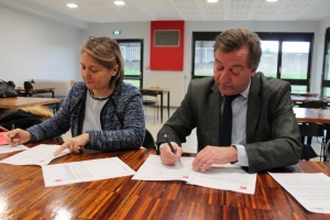 « Les travaux de la rénovation du foyer des jeunes travailleurs de l’Yonne sont déjà achevés. Les montants des emprunts peuvent être versés. La Banque des Territoires et l’Office Auxerrois de l’Habitat ont conclu, après signature d’un contrat de prêts à hauteur de plus de 530 000 euros, le financement de ce programme de réhabilitation, visant à renforcer la sécurité et le confort du site… Sur la photo : Sophie DIEMUNSCH, directrice territoriale Yonne de la Banque des Territoires et Jacques HOJLO, président de l’OAH, signent de manière officielle la convention de partenariat les unissant dans ce projet…».