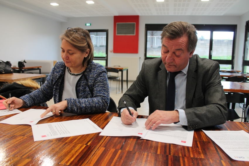 « Les travaux de la rénovation du foyer des jeunes travailleurs de l’Yonne sont déjà achevés. Les montants des emprunts peuvent être versés. La Banque des Territoires et l’Office Auxerrois de l’Habitat ont conclu, après signature d’un contrat de prêts à hauteur de plus de 530 000 euros, le financement de ce programme de réhabilitation, visant à renforcer la sécurité et le confort du site… Sur la photo : Sophie DIEMUNSCH, directrice territoriale Yonne de la Banque des Territoires et Jacques HOJLO, président de l’OAH, signent de manière officielle la convention de partenariat les unissant dans ce projet…».