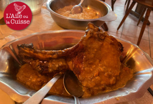 « La côte de porc est épaisse, la viande est charnue et goûteuse : « Chez Mémé », quand on fête la « saint cochon », le porc est présent dans bon nombre de plats, ce qui permet de régaler les convives sachant apprécier la cuisine simple et authentique, comme autrefois… ».