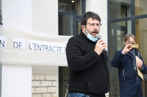 « Il a besoin d’obtenir des certitudes sur une date précise de réouverture de ses établissements, le milieu culturel ! Afin de mieux l’anticiper et la coordonner. Pierre KECHKEGUIAN, directeur du théâtre d’Auxerre, a laissé circuler le micro ce jeudi matin pour que les artistes et le public puissent faire part de leur ras-le-bol généralisé…un cri du coeur ».