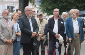 « Au nom de la liberté d’expression, droit fondamental de toute démocratie qui se respecte, plusieurs mouvements associatifs et formations politiques de gauche manifesteront sur le parvis du commissariat de police auxerrois mardi matin… ».