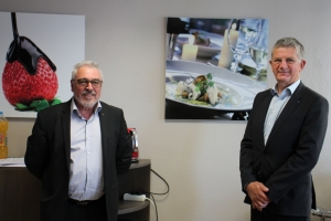 « Le e-learning ou l’enseignement à distance via les supports numériques aura permis au CIFA de l’Yonne de se renforcer au niveau des offres pédagogiques. L’outil existait bien avant la crise sanitaire, preuve d’une anticipation qui aura su faire mouche compte tenu de la conjoncture…Comme l’ont constaté Michel TONNELLIER et Marcel FONTBONNE, les dirigeants du centre de formation… ».