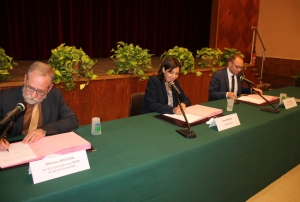 « C’est l’image politique du jour dans l’Yonne : la présence de la maire de Paris, Anne HIDALGO, aux côtés de Nicolas SORET et Etienne BOILEAU à Joigny pour y parapher la convention de coopération entre l’Yonne et la ville monde de France. Un accord qui augure de réelles perspectives économiques pour les filières de l’agriculture et du tourisme… ».