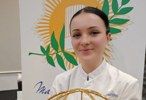 « Elle présente encore le visage juvénile de ses 19 ans ! Et pourtant, la titulaire du CAP Cuisine, obtenu au CIFA d’Auxerre, Lily-Rose MARTENS vient de vivre sa piste aux étoiles en décrochant la lune au CIFA de Lyon, lors du concours du « Meilleur apprenti cuisinier de France », face à douze candidats. Des formateurs icaunais heureux qui pourront lui chanter « J’t’aime bien Lily » ! ».