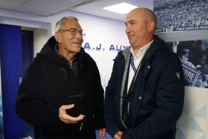 « C’était un grand homme, un grand dirigeant et un grand personnage de l’histoire de l’AJ Auxerre : à 85 ans, l’homme d’affaires et passionné de football, Gérard BOURGOIN, aux côtés du président actuel Baptiste MALHERBE, disparaît subitement après avoir suivi une ultime rencontre de football opposant son club fétiche à l’un des pensionnaires de la Ligue 1, le RC Strasbourg, dimanche soir. C’est la consternation dans le monde du ballon rond… ».