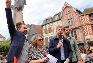 « La statue de Cadet-Roussel à Auxerre était aux premières loges des allocutions politiques ! Réunis sur sa margelle, les leaders du Nouveau Front Populaire – les forces de gauche – ont lancé des messages à la mobilisation devant plus de 500 personnes sensibilisées à la cause anti-RN… ».